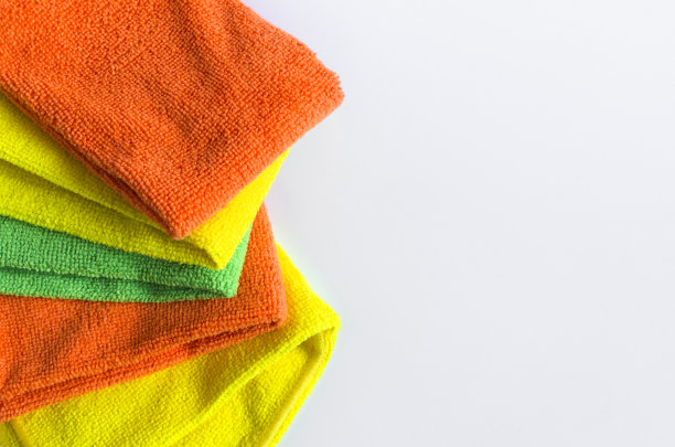 彩色的抹布清洁毛巾靠近一个白色的背景清洁房子图片下载