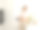 在厨房里洗盘子的女人。女人的手的特写。家庭主妇干净的盘子图片下载