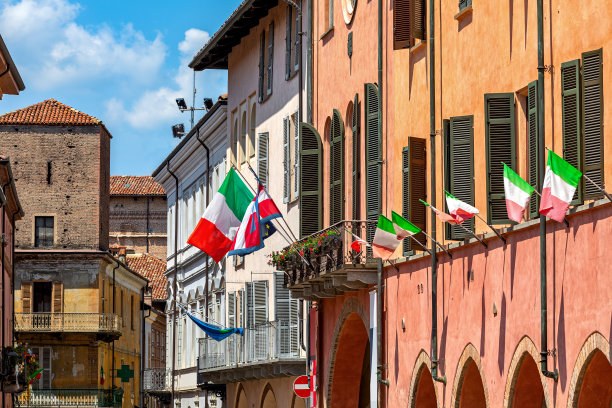 意大利阿尔巴老城五颜六色的房子。图片下载