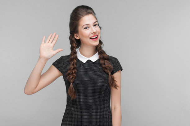 幸福年轻的女商人显示他的迹象。图片下载