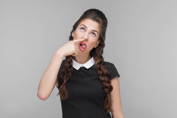 疯狂的穿着讲究的女人做漫画脸和白痴的样子。图片下载