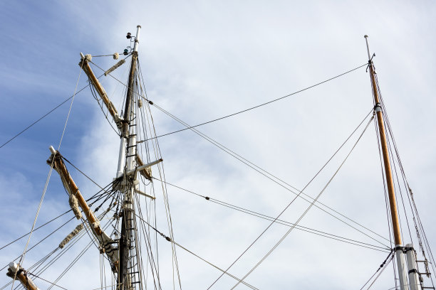 高船桅sin阳光，低角度的视图，背景与拷贝空间图片下载