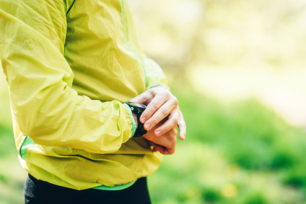 用智能手表检查他的心率图片下载