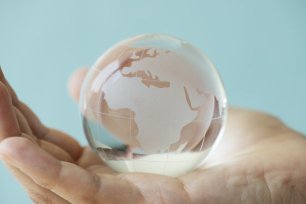 手握玻璃球图片下载