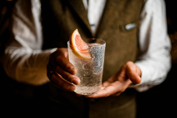 观看透明的玻璃与新鲜的饮料在男调酒师手中图片下载