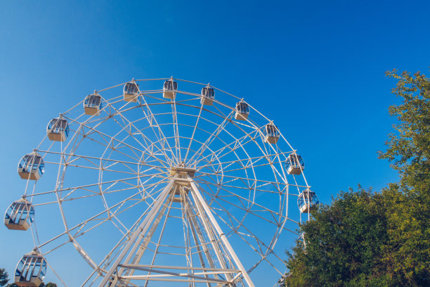 蓝色天空背景下的摩天轮。游乐园，集市，没人。股票的照片。图片下载