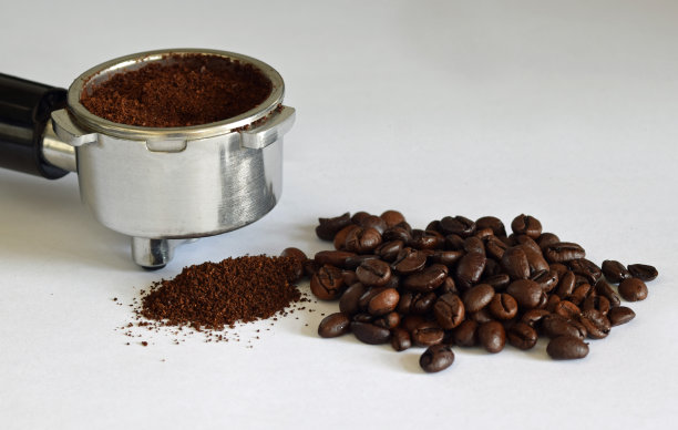 享受咖啡时刻与现磨的咖啡豆为一个浓缩活塞机图片下载