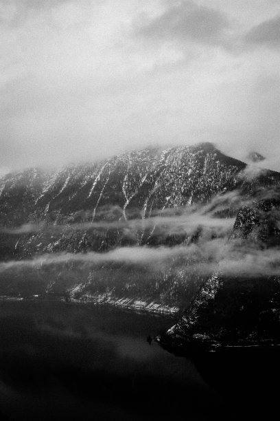 阿尔卑斯山上雾蒙蒙的山腰图片下载