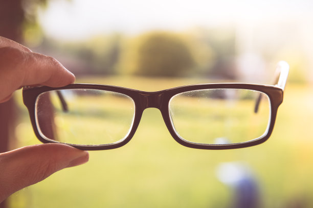 感官概念:户外手持黑色眼镜图片下载