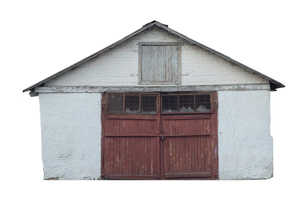旧的废弃谷仓与木制的棕色大门孤立在白色。图片下载