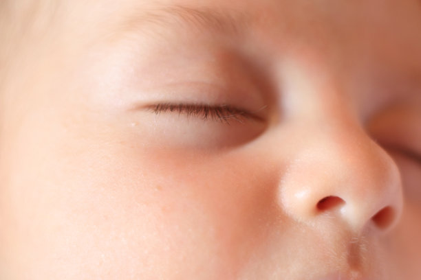 闭眼特写的新生儿图片下载