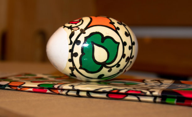 如何装饰复活节彩蛋，近处的花卉装饰，木质背景图片下载