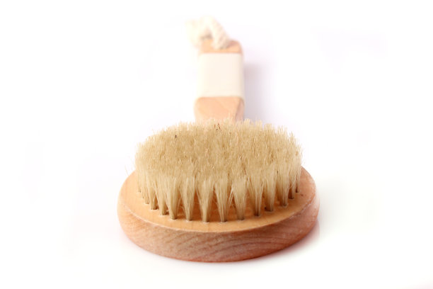 刷干按摩在一个白色的背景孤立。图片下载