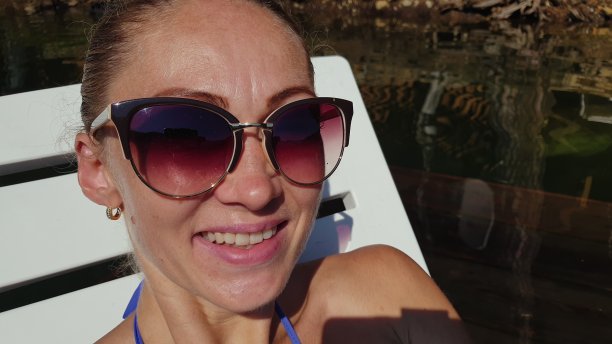 女人在拍自画像。用智能手机拍摄照片和视频。女孩，休息，放松，戴着墨镜走路，自拍。博客播放视频视频。图片下载