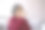 老妇人坐着感觉不舒服，手里拿着药加了一杯水图片下载