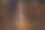 一个穿着白色平底芭蕾鞋的小舞者正在等待她的表演，并揉着她的脚。图片下载