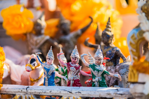 在泰国寺庙的传统泰国礼仪舞者的古董小雕像图片下载