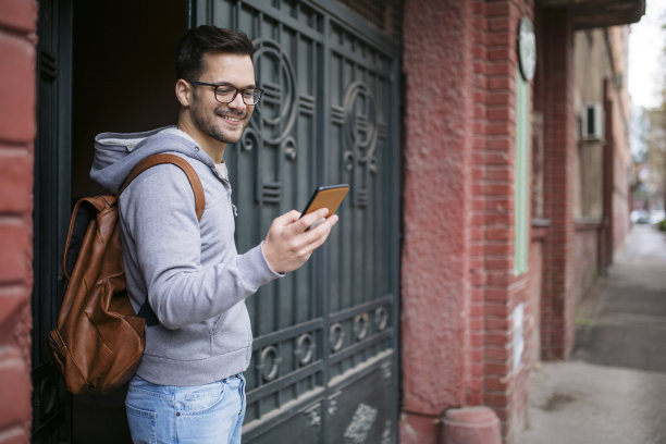 快乐的白人年轻人要出去了图片下载