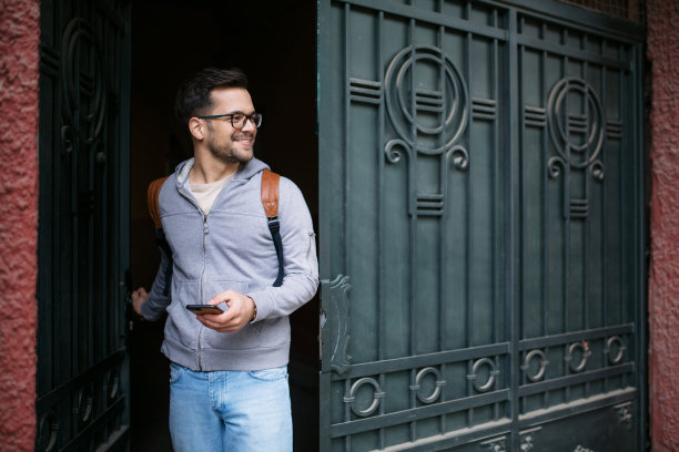 快乐的白人年轻人要出去了图片下载