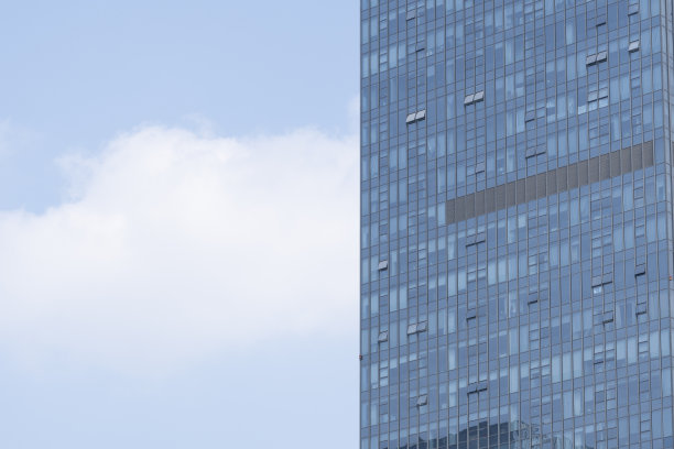 蓝天白云下的现代办公大楼图片下载