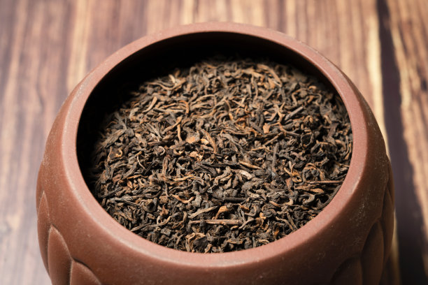 木桌上放着一罐干茶叶，俯视图图片下载