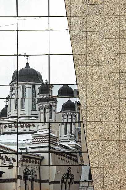 Biserica Zlatari反射在现代玻璃建筑，布加勒斯特，罗马尼亚图片下载