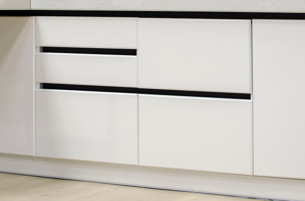 厨房的一部分，白色的正面和黑色的侧面。图片下载