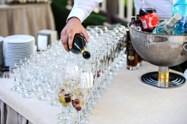 准备鸡尾酒杯图片下载