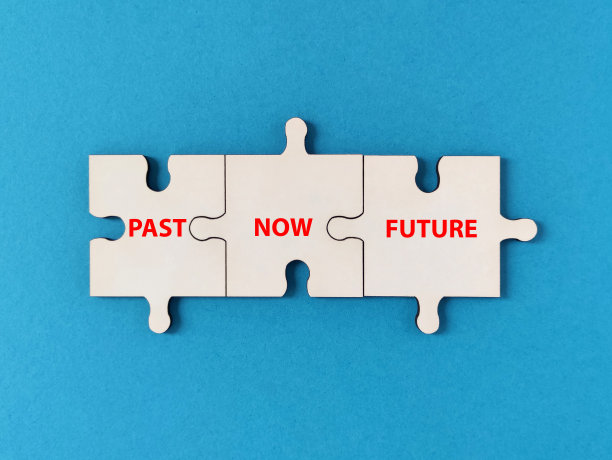 过去现在未来的拼图概念，白色拼图连接在一起的蓝色背景，过去现在未来的概念图片下载