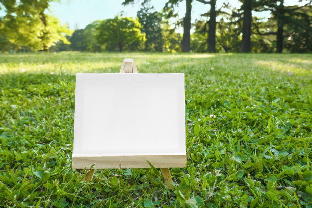 小型的白色帆布和画架。图片下载