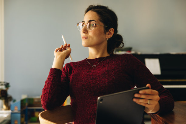 设计师正在考虑新的插图设计图片下载