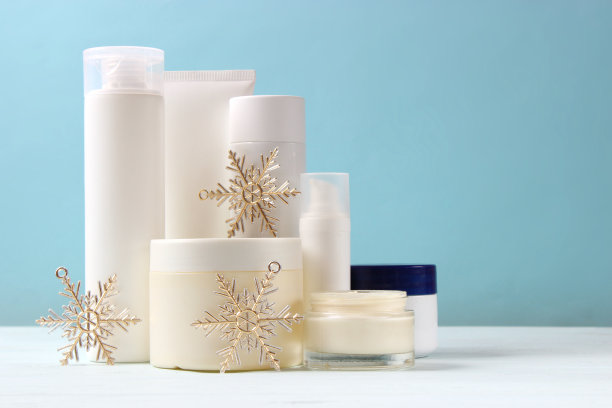 冬季护理化妆品上的彩色背景俯视图。图片下载