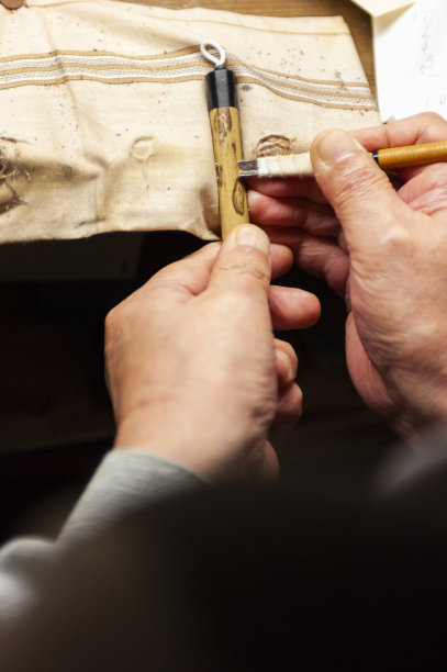 刻字:在笔刷轴上刻字图片下载