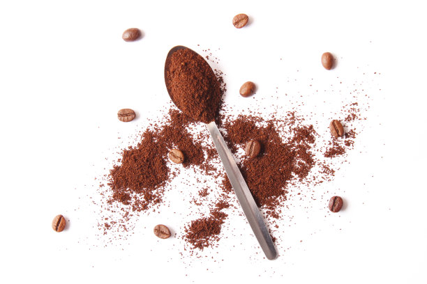 磨碎的咖啡放在桌子旁边图片下载