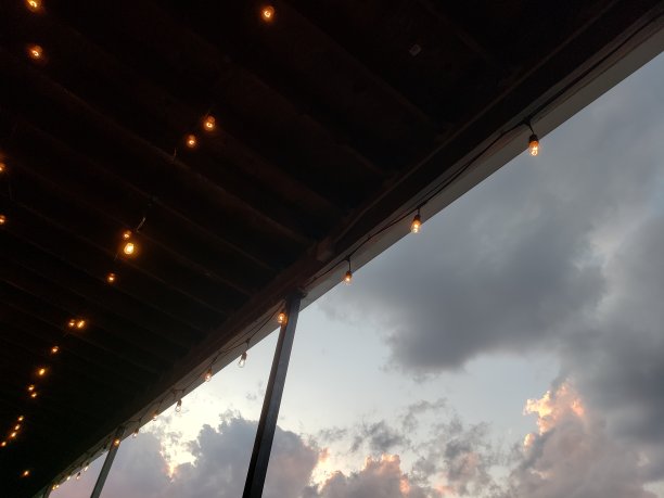 啤酒花园露台和天空图片下载