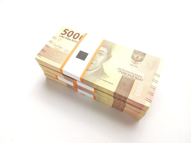 平铺，叠5000卢比的印尼货币，在白色的背景图片下载
