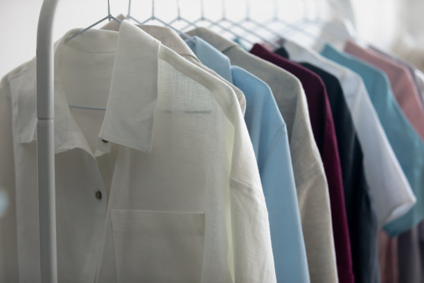 新系列的商业风格衬衫衣架在展厅图片下载