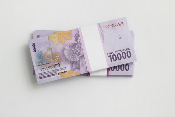 一捆一万卢比的印尼币，在白色的背景下图片下载