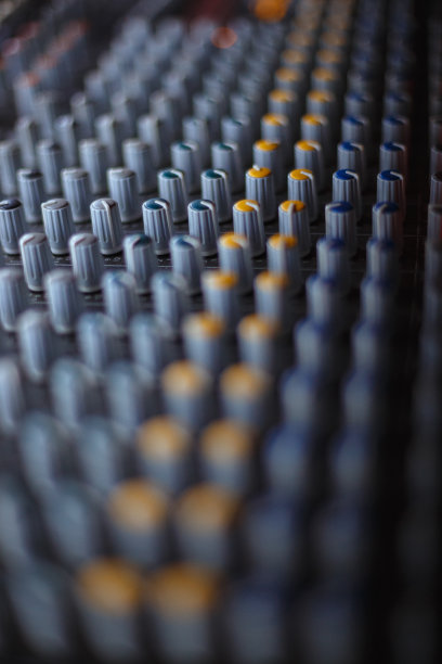 专业的录音室混音控制台面板，配有录音、调频器和调节旋钮，电视设备。图片下载