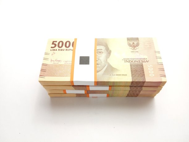 一堆5000卢比的印尼货币，在白色的背景图片下载
