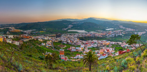 西班牙加那利群岛大加那利岛阿鲁卡斯镇日落鸟瞰图。图片下载