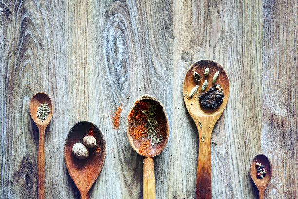 一套香草和香料在木制汤匙木制背景图片下载