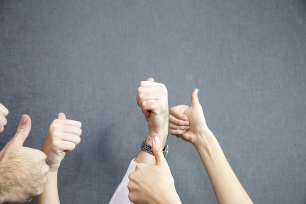 竞争和团队理念，人们举起拳头。图片下载