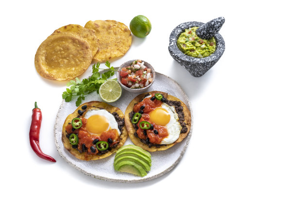 墨西哥煎蛋是墨西哥煎蛋早餐，鳄梨色拉酱和墨西哥煎蛋图片下载