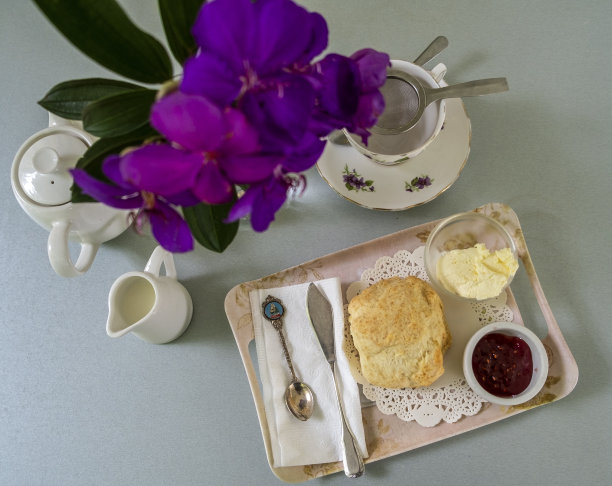 传统的烤饼和带有紫色Tibochina花的果酱。图片下载