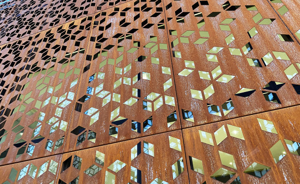 有几何孔的建筑墙图片下载