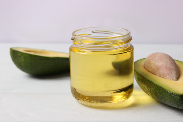 桌子上有鳄梨和鳄梨油图片下载