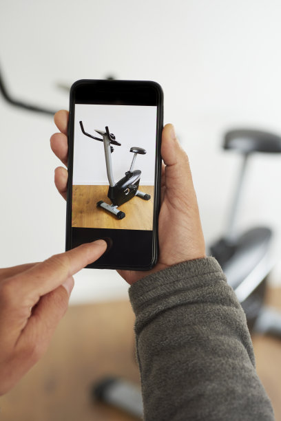 在一个在线市场应用程序上销售一款健身自行车图片下载