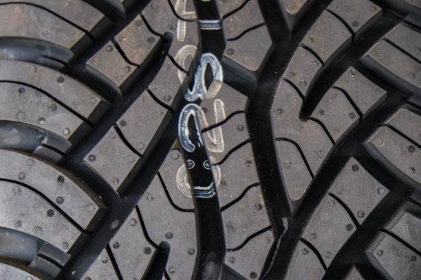 新汽车轮胎纹理车库汽车店黑轮胎图片下载