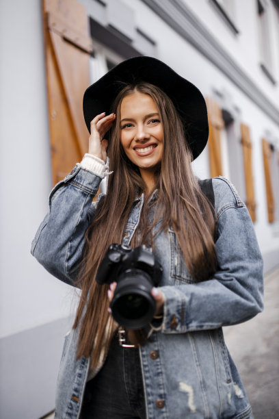 用摄影相机拍摄城市的优秀女性游客肖像图片下载
